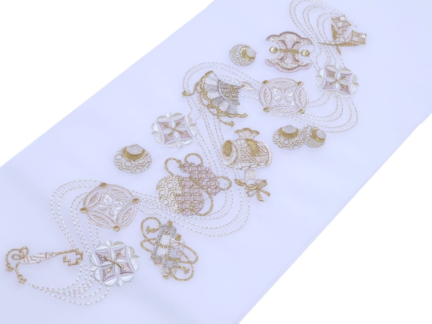 刺繍半衿「白色の地に金色、灰ローズ色の宝尽くしの刺繍」 | すべての