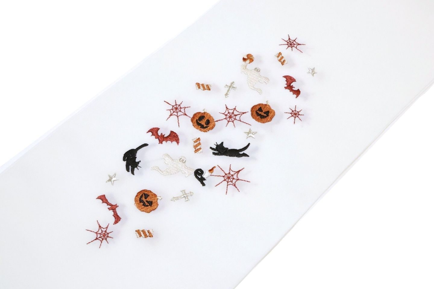 刺繍半衿「白色の地にハロウィンの刺繍（かぼちゃとエンジ色のコウモリ