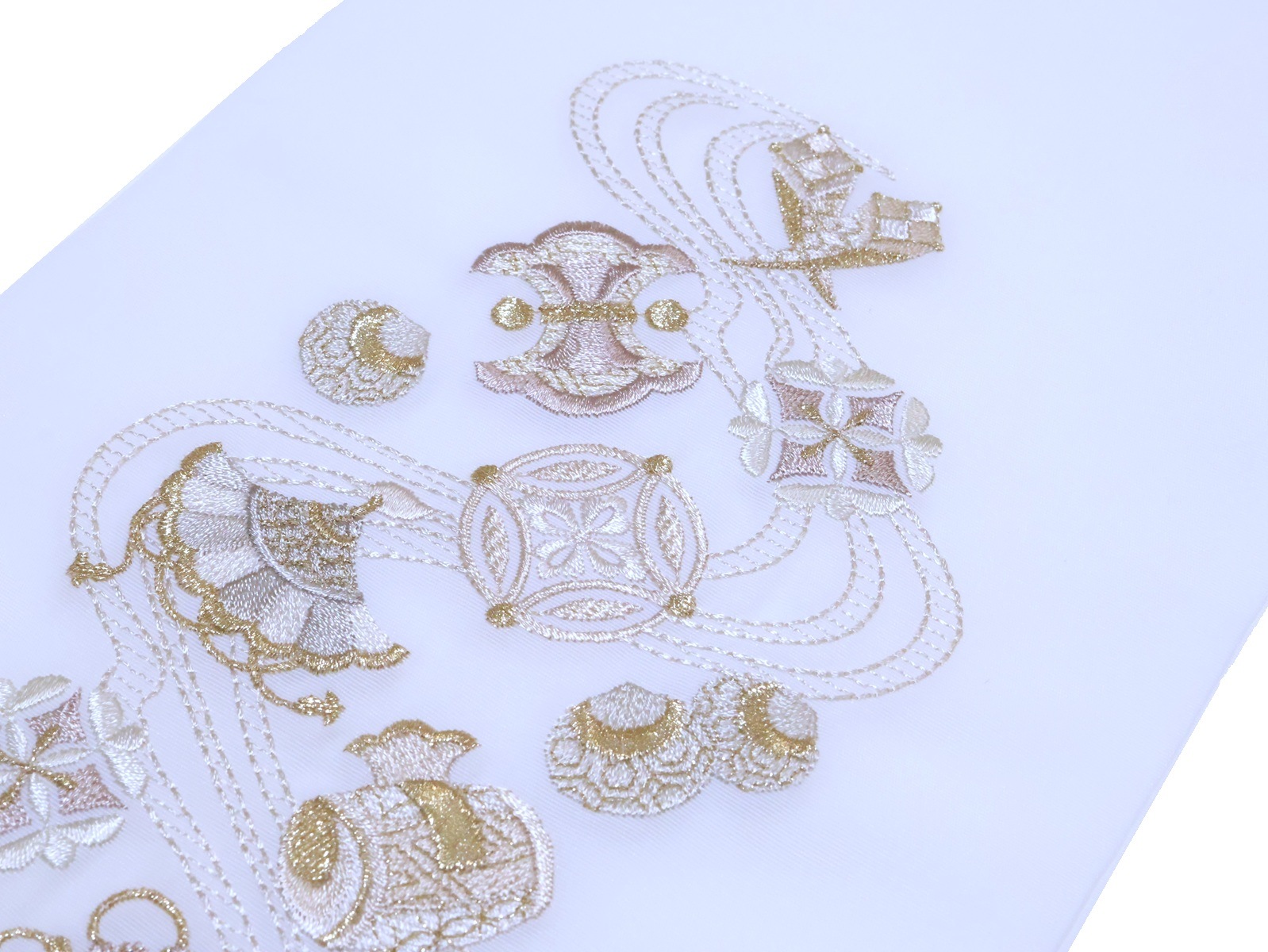 刺繍半衿「白色の地に金色、灰ローズ色の宝尽くしの刺繍」 | すべての