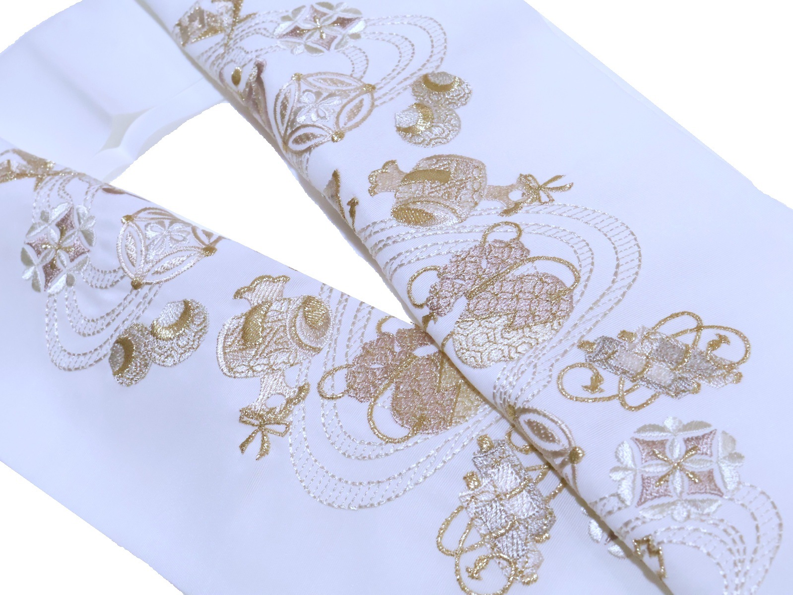 刺繍半衿「白色の地に金色、灰ローズ色の宝尽くしの刺繍」 | すべての