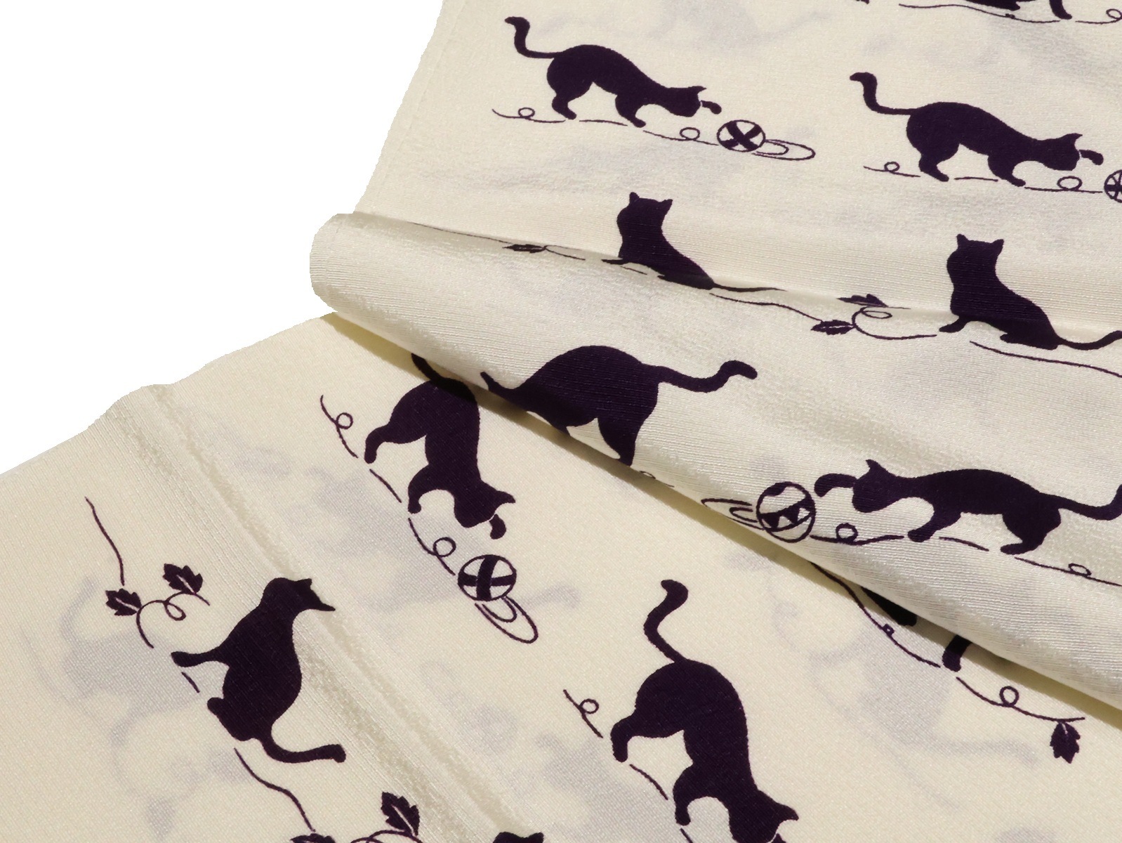 正絹帯揚げ「アイボリー色の地に深紫色のネコのシルエット」 | 帯あげ