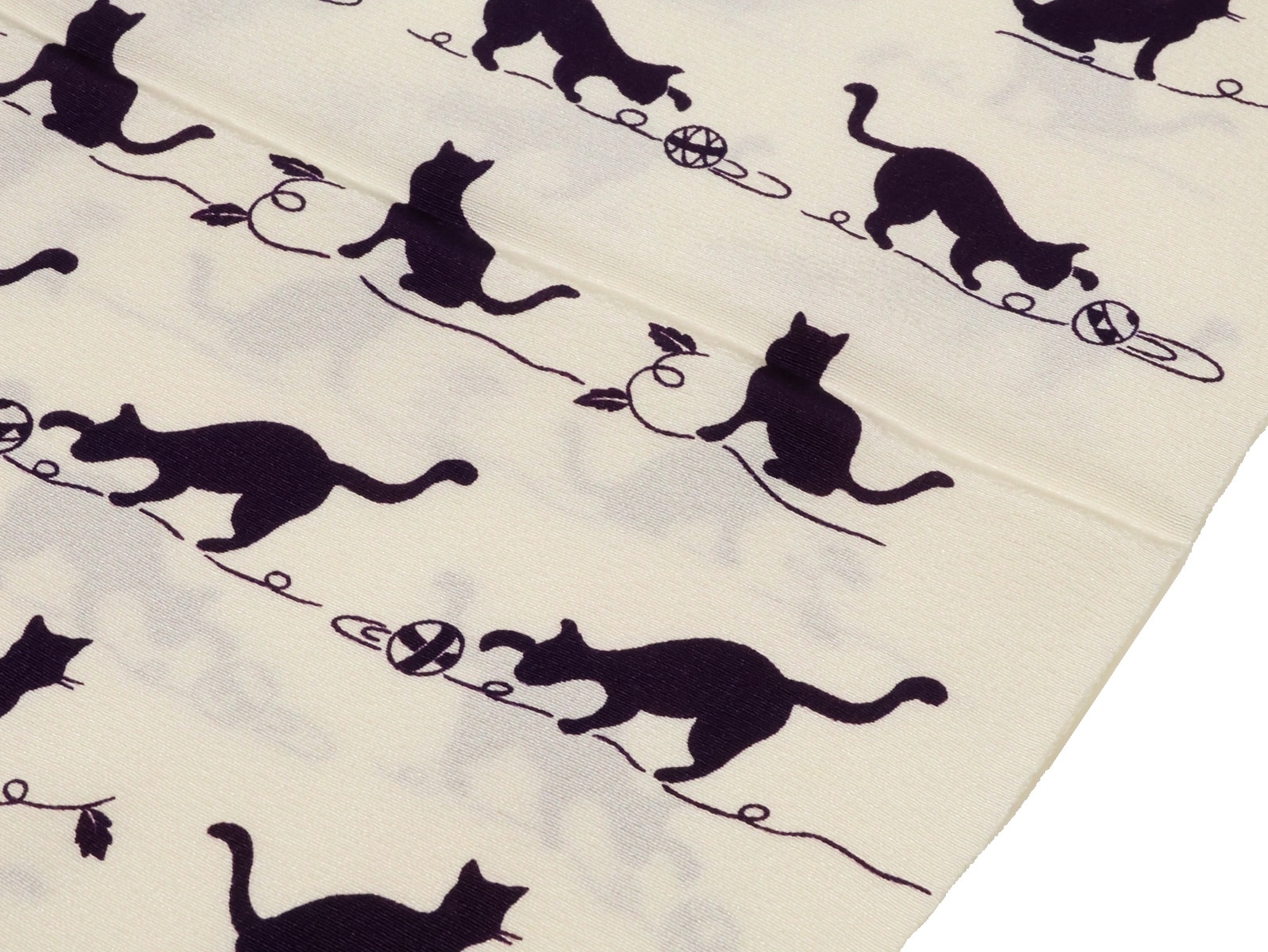 正絹帯揚げ「アイボリー色の地に深紫色のネコのシルエット」 | 帯あげ