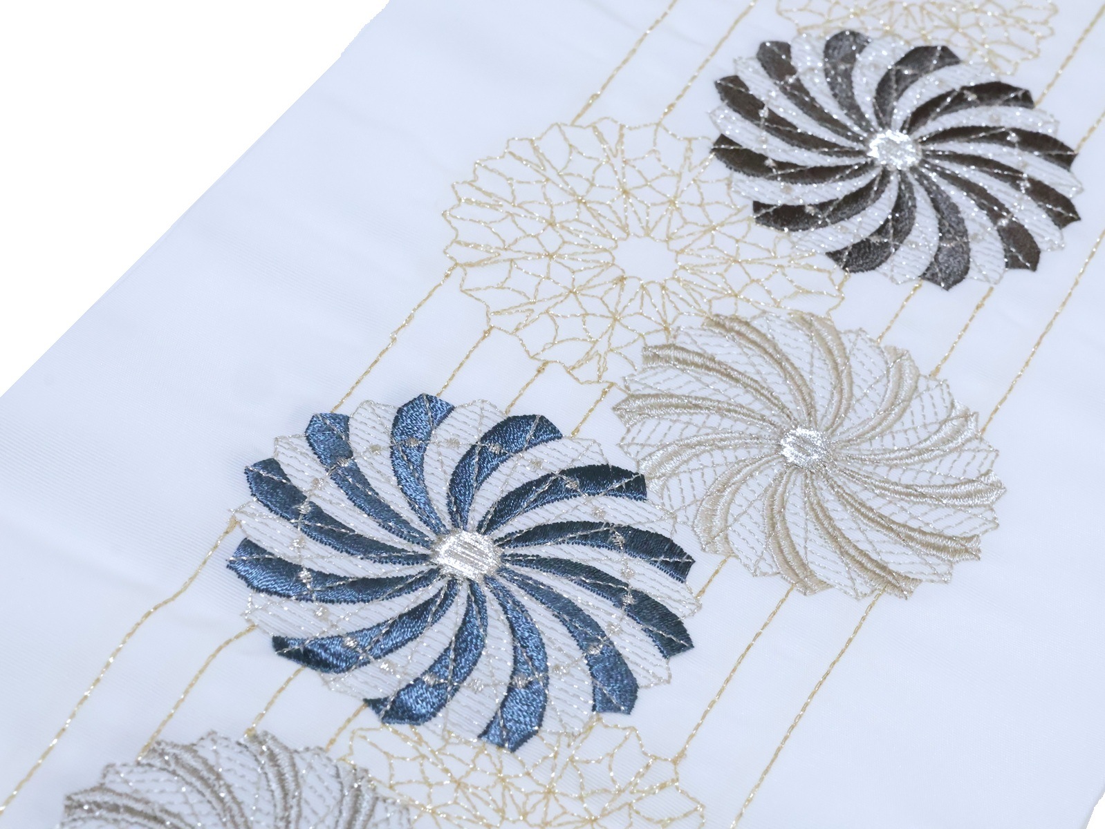 刺繍半衿「白地にブルーグレー色やグレー色の渦菊の刺繍」 | 半衿