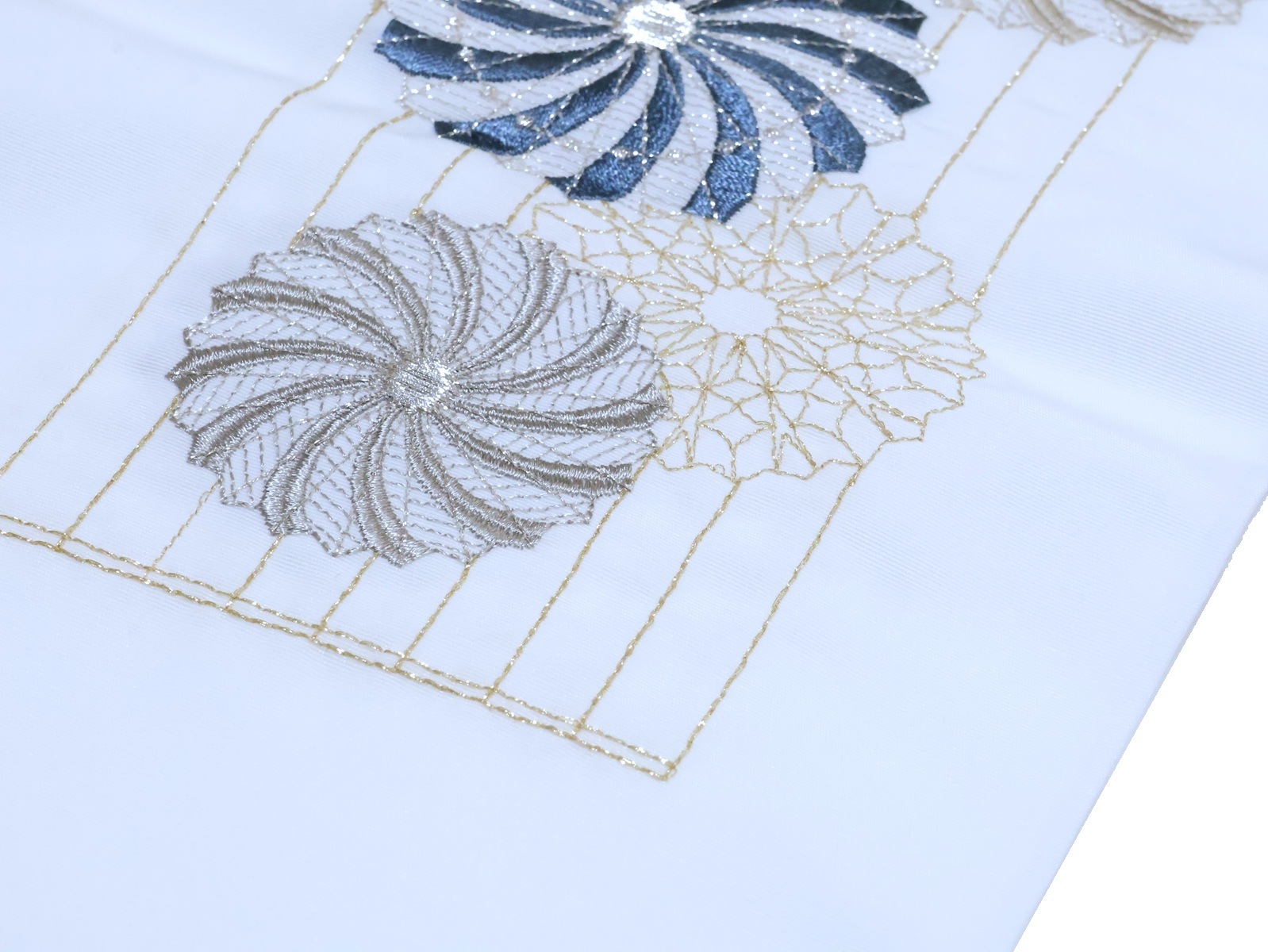 新作！グラデーション　超ボリューム刺繍半衿『しだれ藤柄』薄クリームぼかし 刺繍半衿「白地にブルーグレー色やグレー色の渦菊の刺繍」 | 半衿