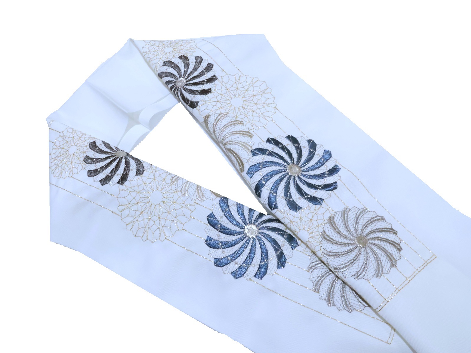 刺繍半衿「白地にブルーグレー色やグレー色の渦菊の刺繍」 | 半衿