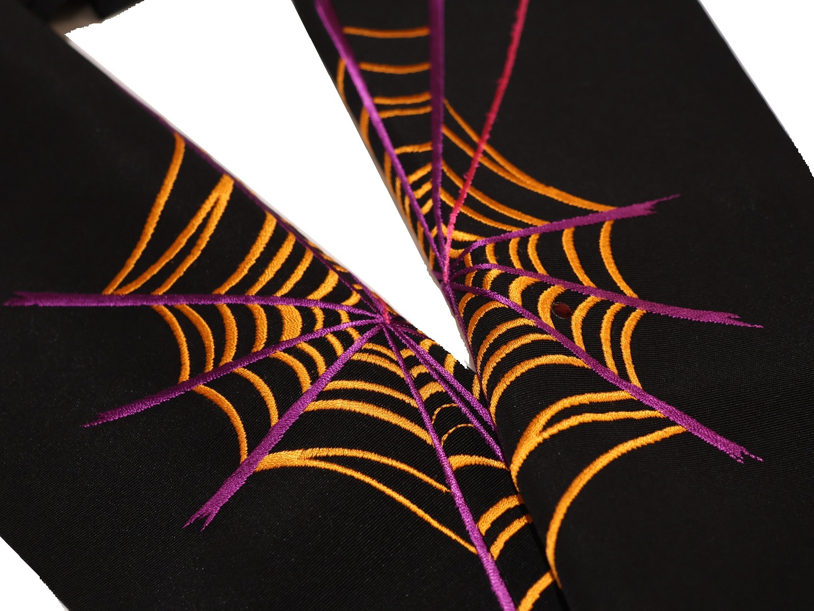 刺繍半衿「黒色の地にオレンジ色と紫色の蜘蛛の巣の刺繍」 | 半
