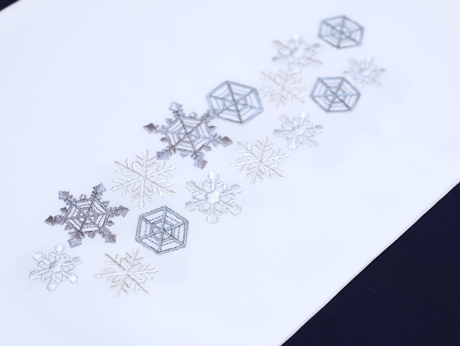 刺繍半衿「白色の地に濃淡のグレー色の雪の結晶の刺繍」 | 半衿、伊達