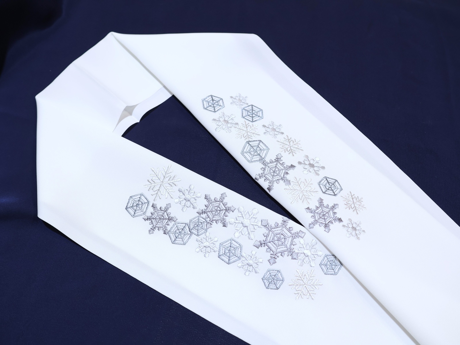 刺繍半衿「白色の地に濃淡のグレー色の雪の結晶の刺繍」 | 半衿、伊達