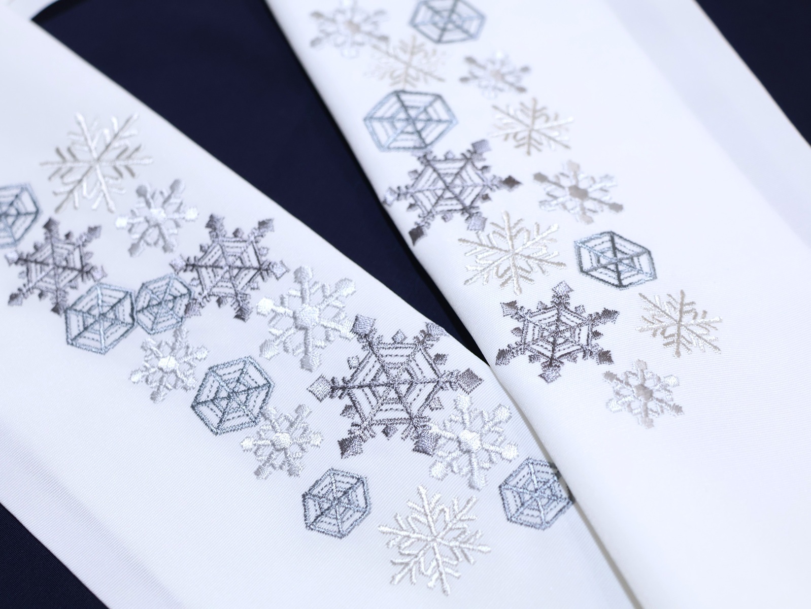 刺繍半衿「白色の地に濃淡のグレー色の雪の結晶の刺繍」 | 半衿、伊達
