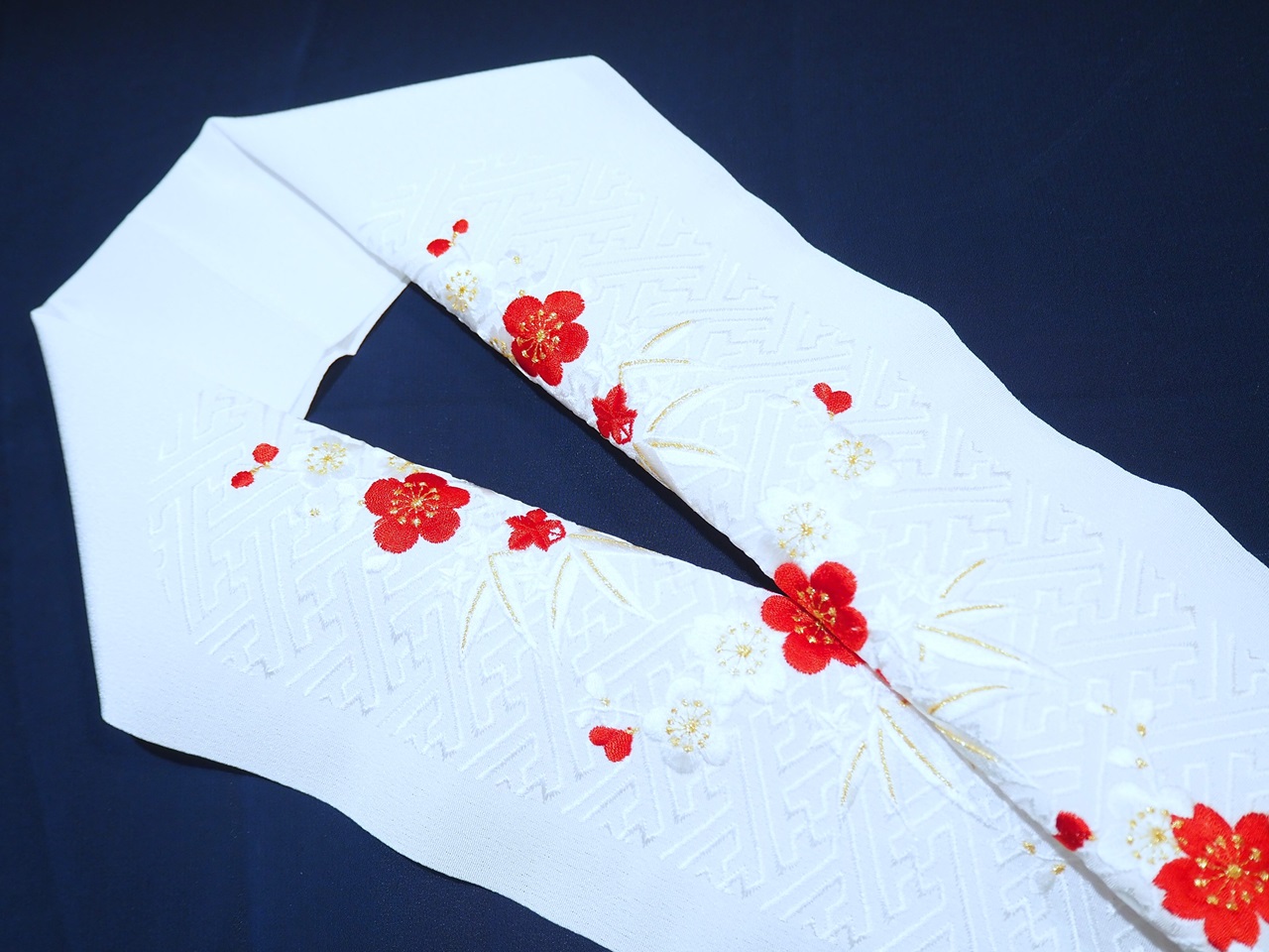 刺繍半衿「白色の地に白色と赤色の梅、桜、笹とサヤ型の刺繍」 | 半衿