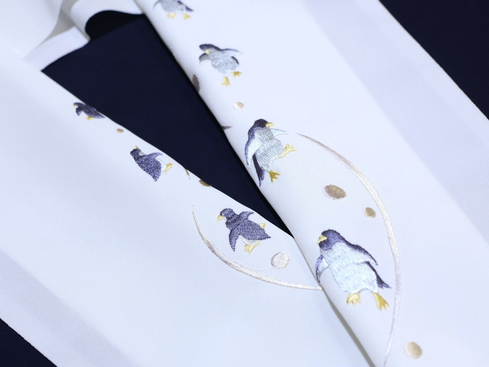 刺繍半衿「白色の地に濃いグレー色とブルーグレー色のペンギンの