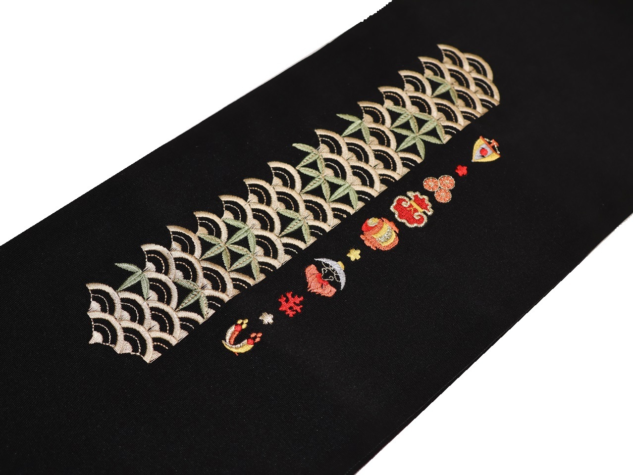 片身替わり刺繍半衿「黒色の地に青海波と宝尽くしの刺繍」 | 半衿