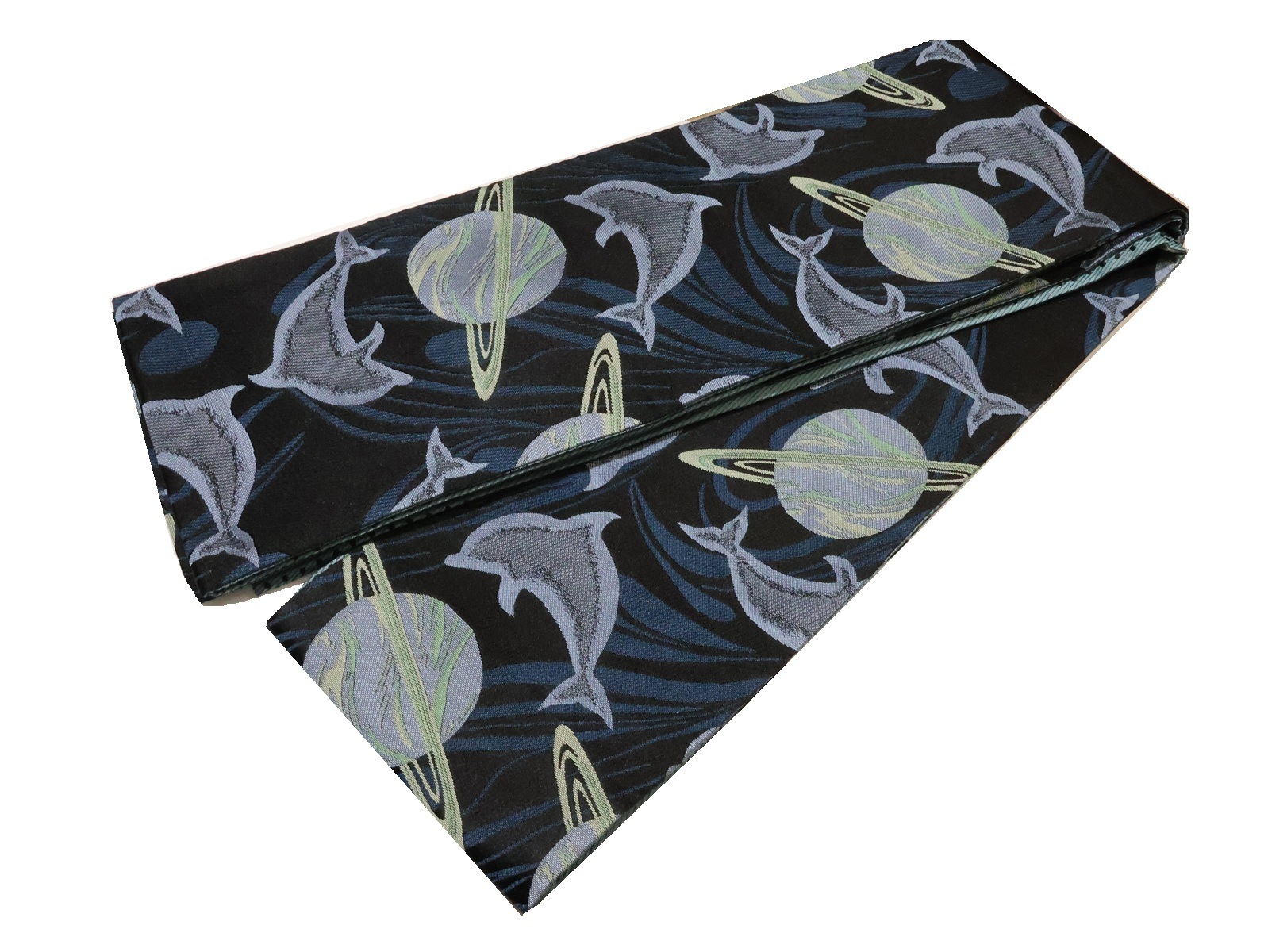 ポリエステル半幅帯「黒色の地にブルーグレー色のイルカと惑星の柄