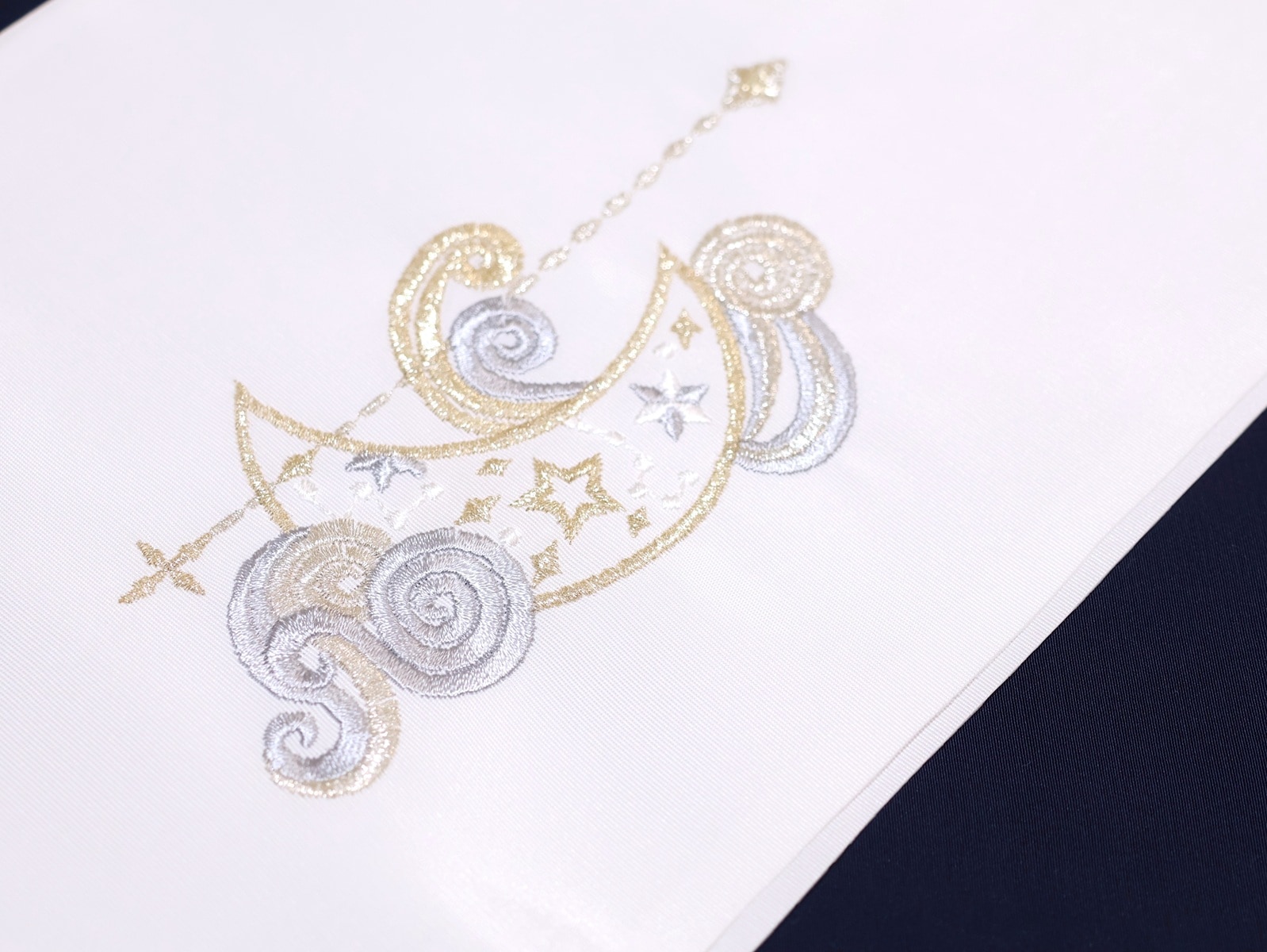 刺繍半衿「白色の地に金色と銀色の月と星の刺繍」 | 半衿、伊達衿,半衿