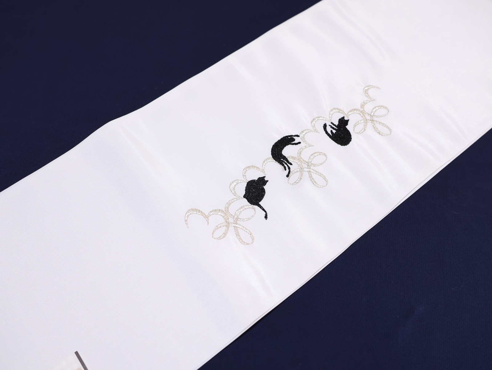 刺繍半衿「白色の地に黒色のネコの刺繍」 | 半衿、伊達衿,半衿(刺繍