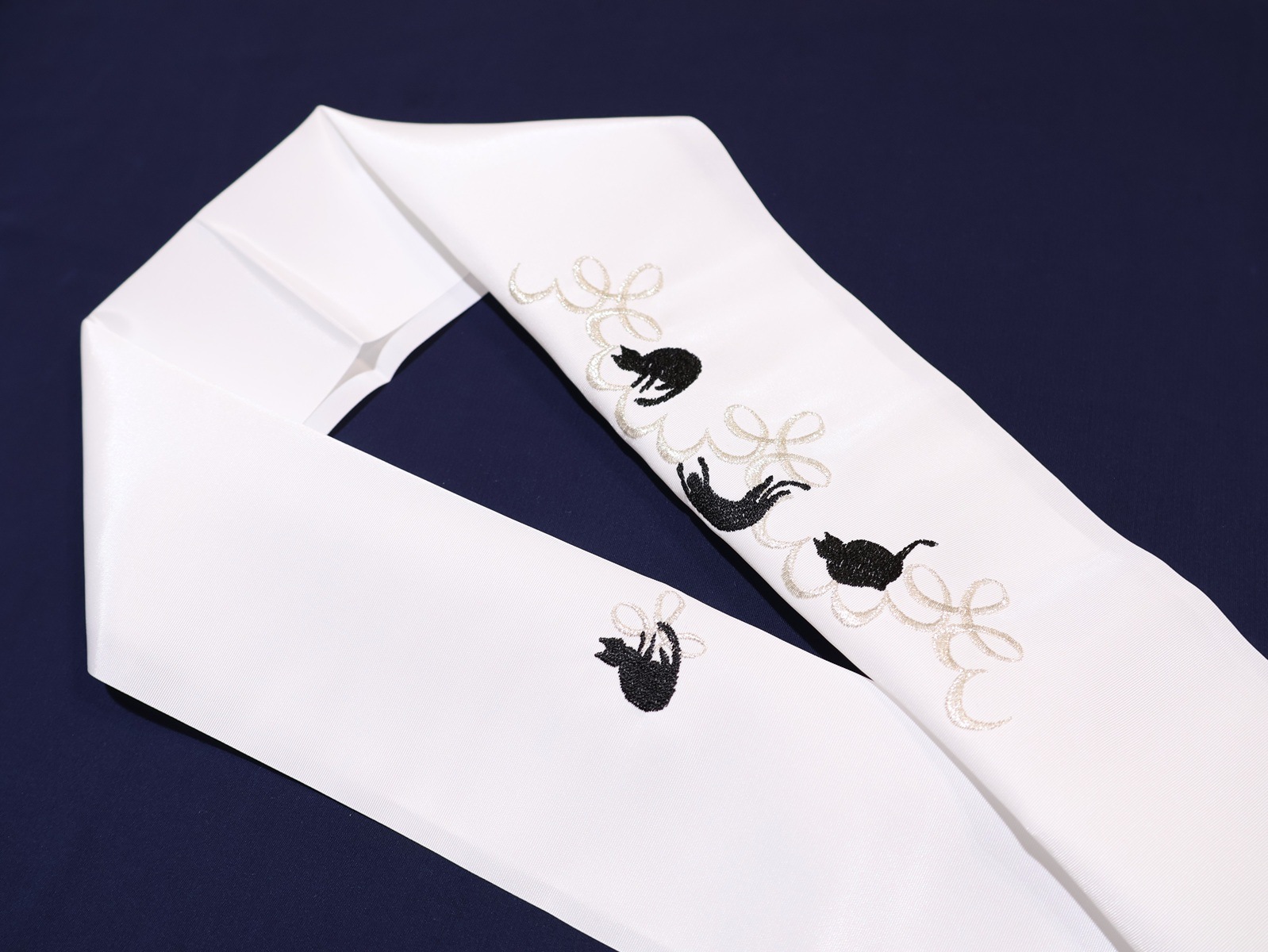 刺繍半衿「白色の地に黒色のネコの刺繍」 | 半衿、伊達衿,半衿(刺繍