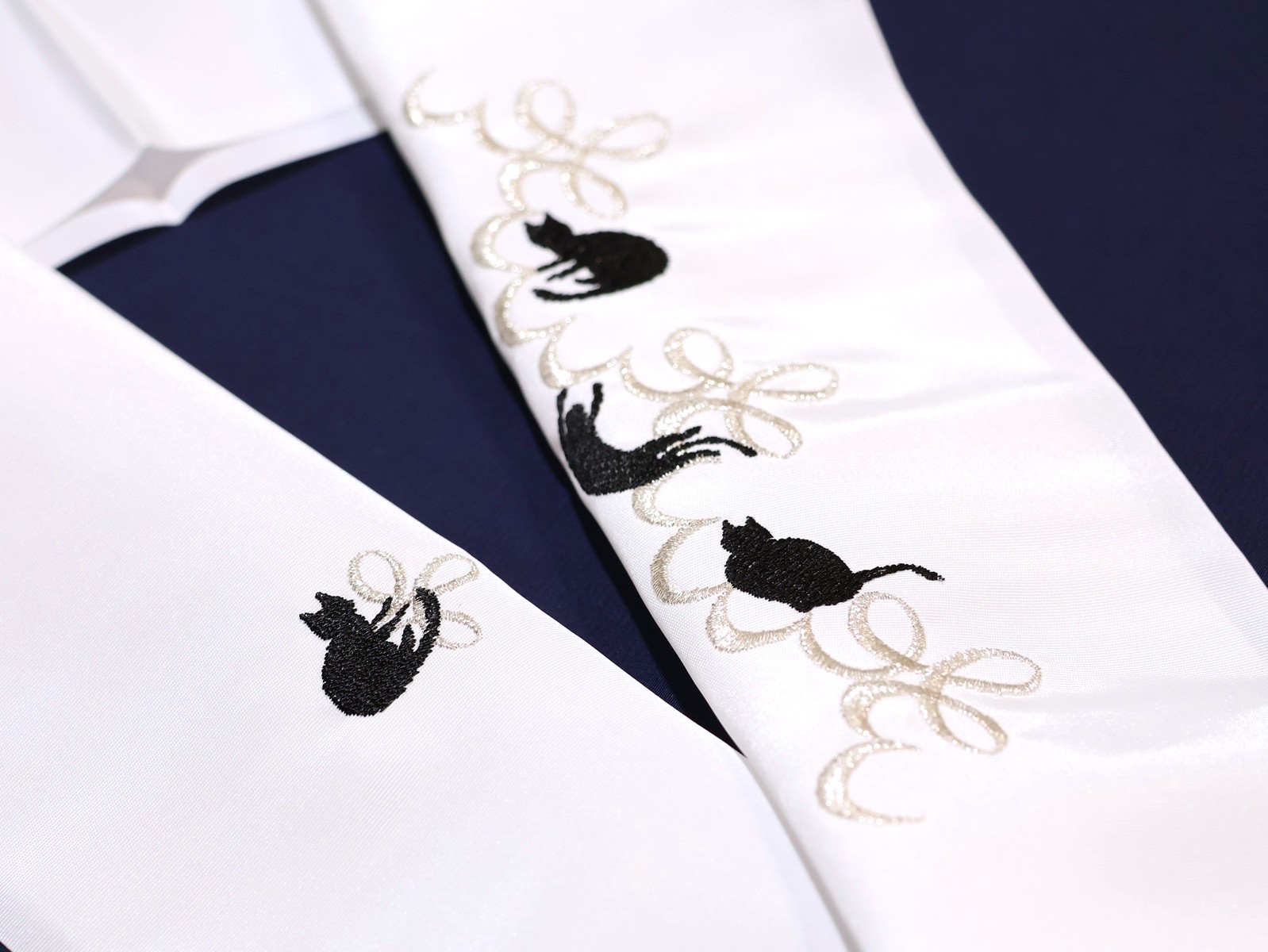 ツモリチサト 付け下げ 襦袢 猫柄 半襟付き 刺繍入り　ポリエステル ツモリチサト 付け下げ 襦袢 猫柄 半襟付き 刺繍入り