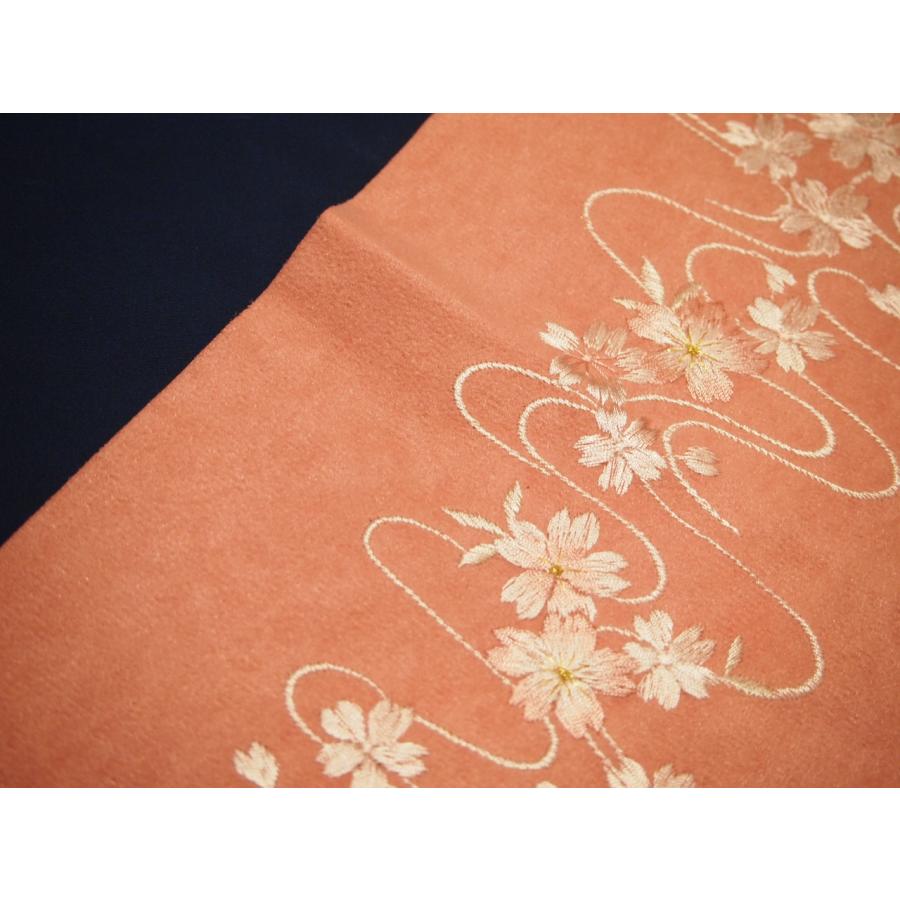 スエード刺繍半衿「サーモンピンク色の地に流水と桜の刺繍」 | 半衿