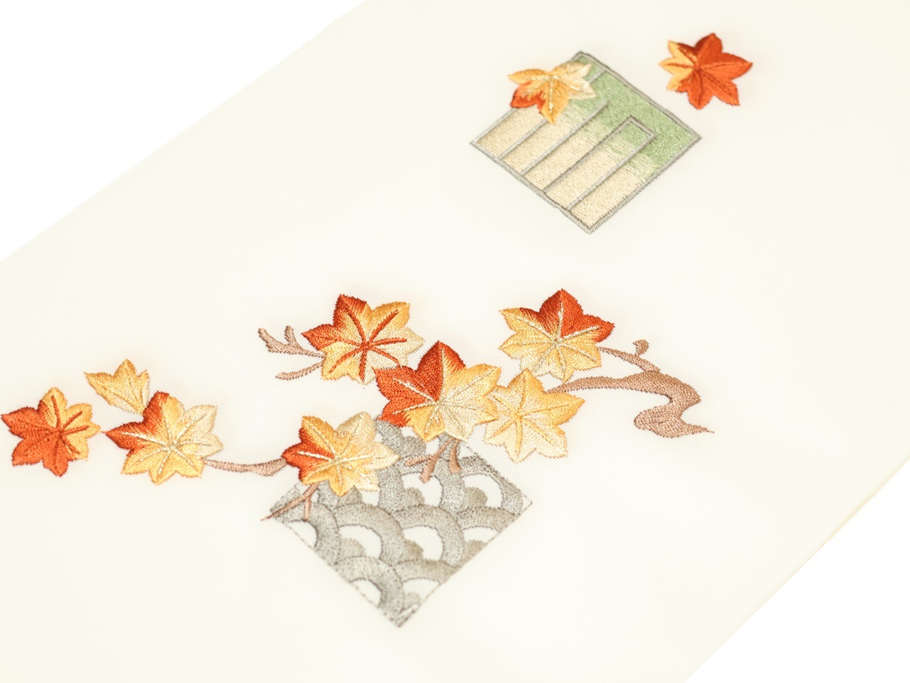 刺繍半衿「白色の地に赤色のもみじと抹茶色の源氏香の刺繍」 | 半衿
