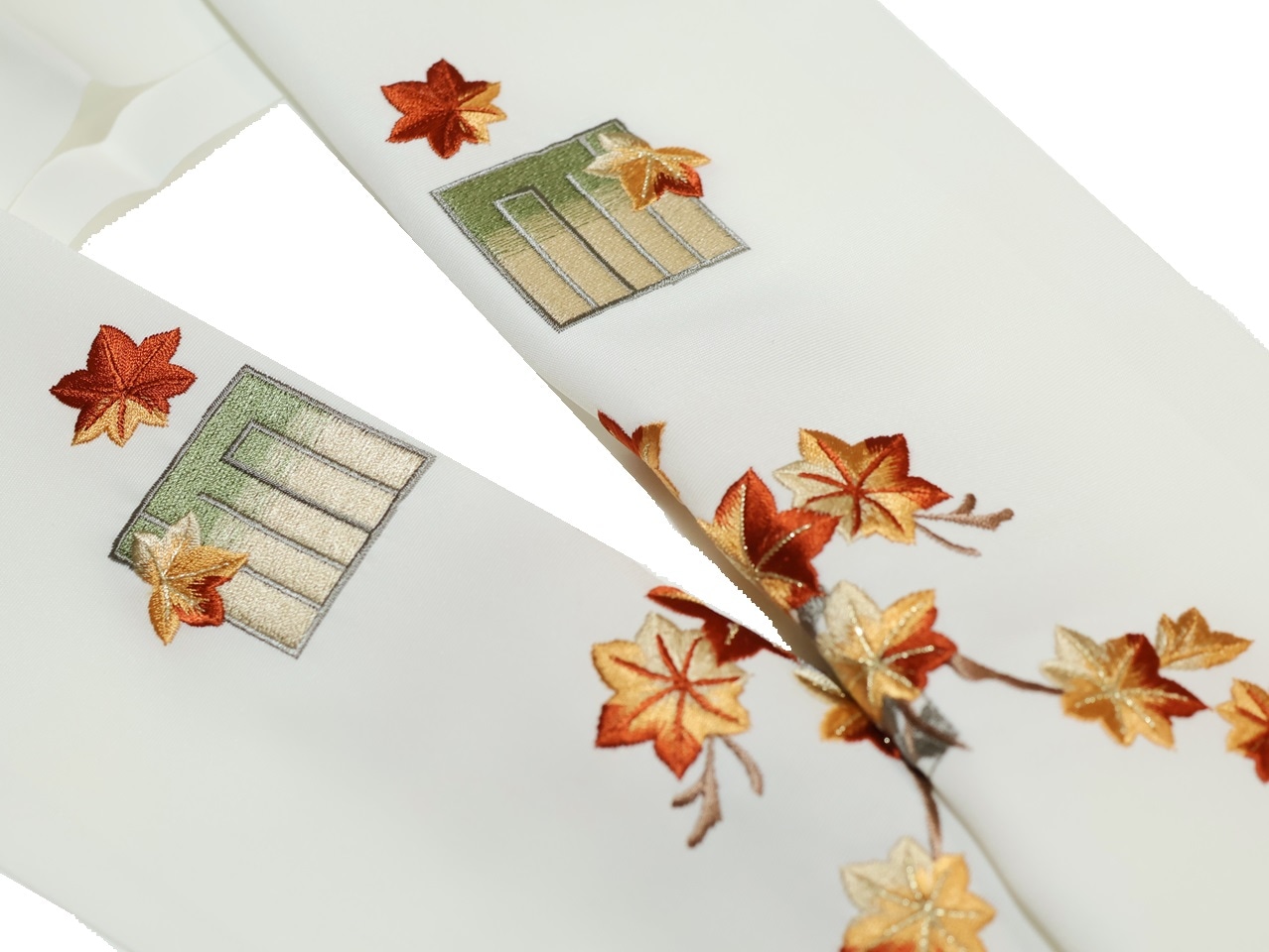 刺繍半衿「白色の地に赤色のもみじと抹茶色の源氏香の刺繍」 | 半衿