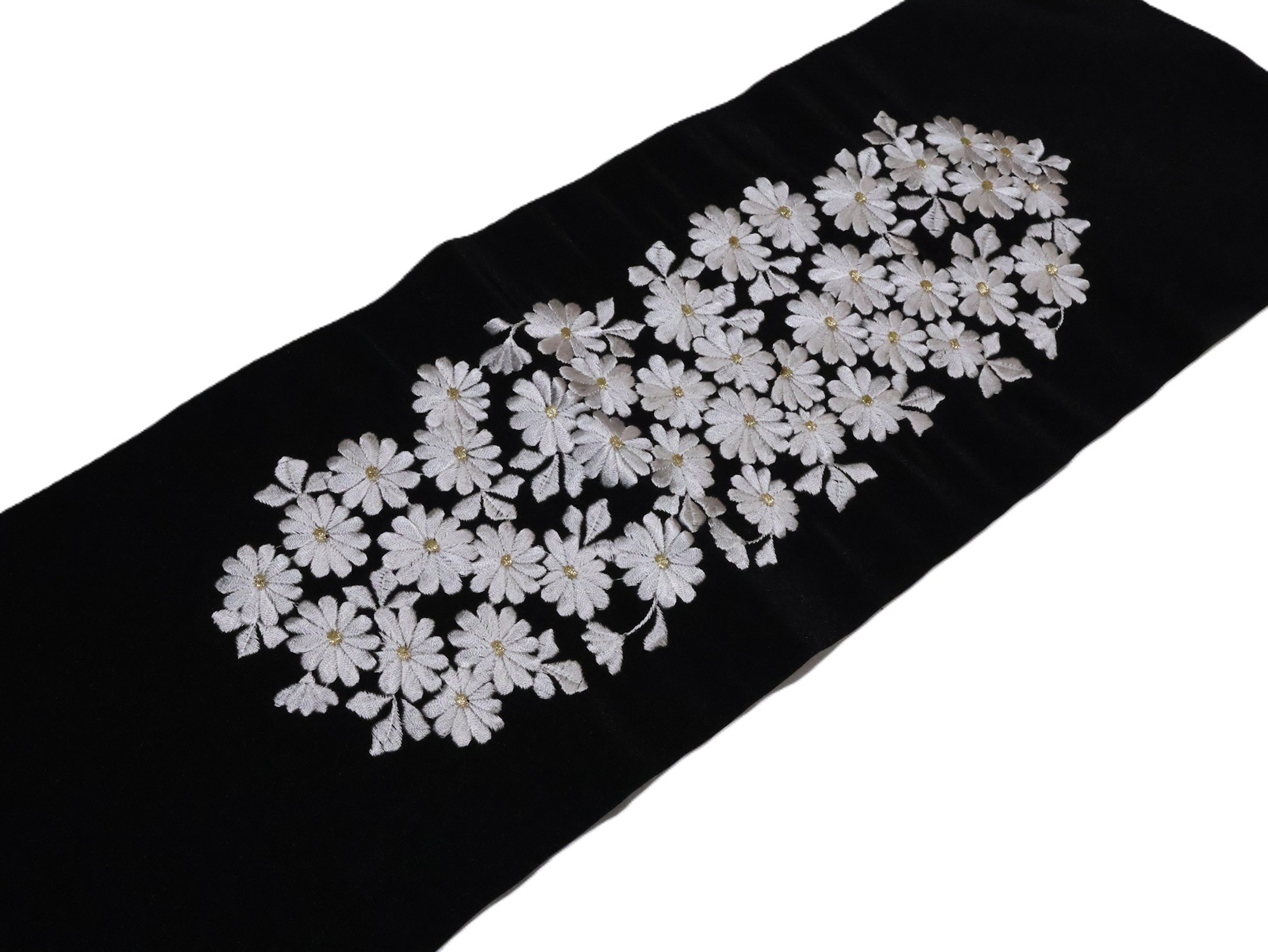 刺繍半衿「黒色の地にシルバーグレー色の菊の刺繍」 | 半衿、伊達衿,半 