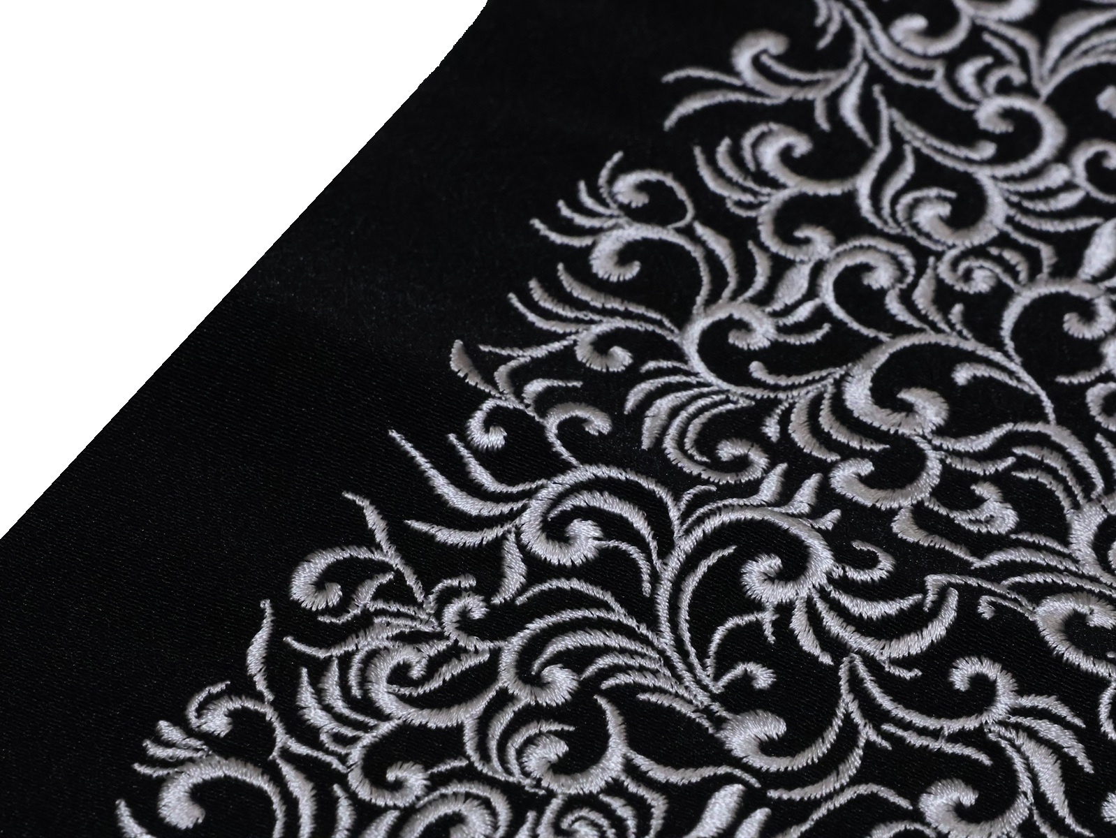 刺繍半衿「黒色の地にシルバーグレー色の唐草の刺繍」 | 半衿、伊達衿
