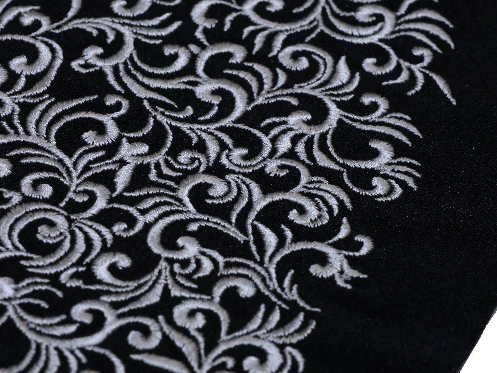 刺繍半衿「黒色の地にシルバーグレー色の唐草の刺繍」 | 半衿、伊達衿
