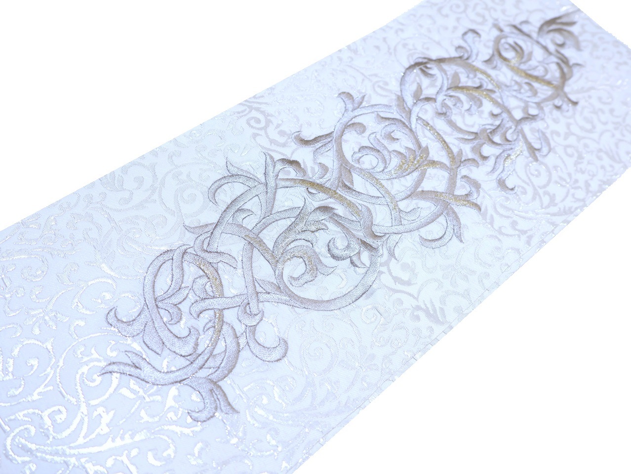 刺繍半衿「白色の地にシルバーグレー色の唐草の刺繍（唐草模様の地模様