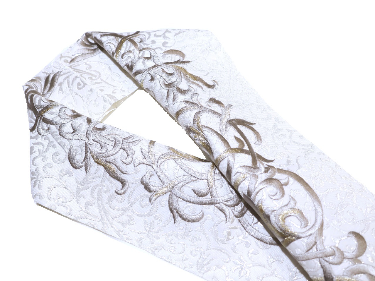 刺繍半衿「白色の地にシルバーグレー色の唐草の刺繍（唐草模様の地模様