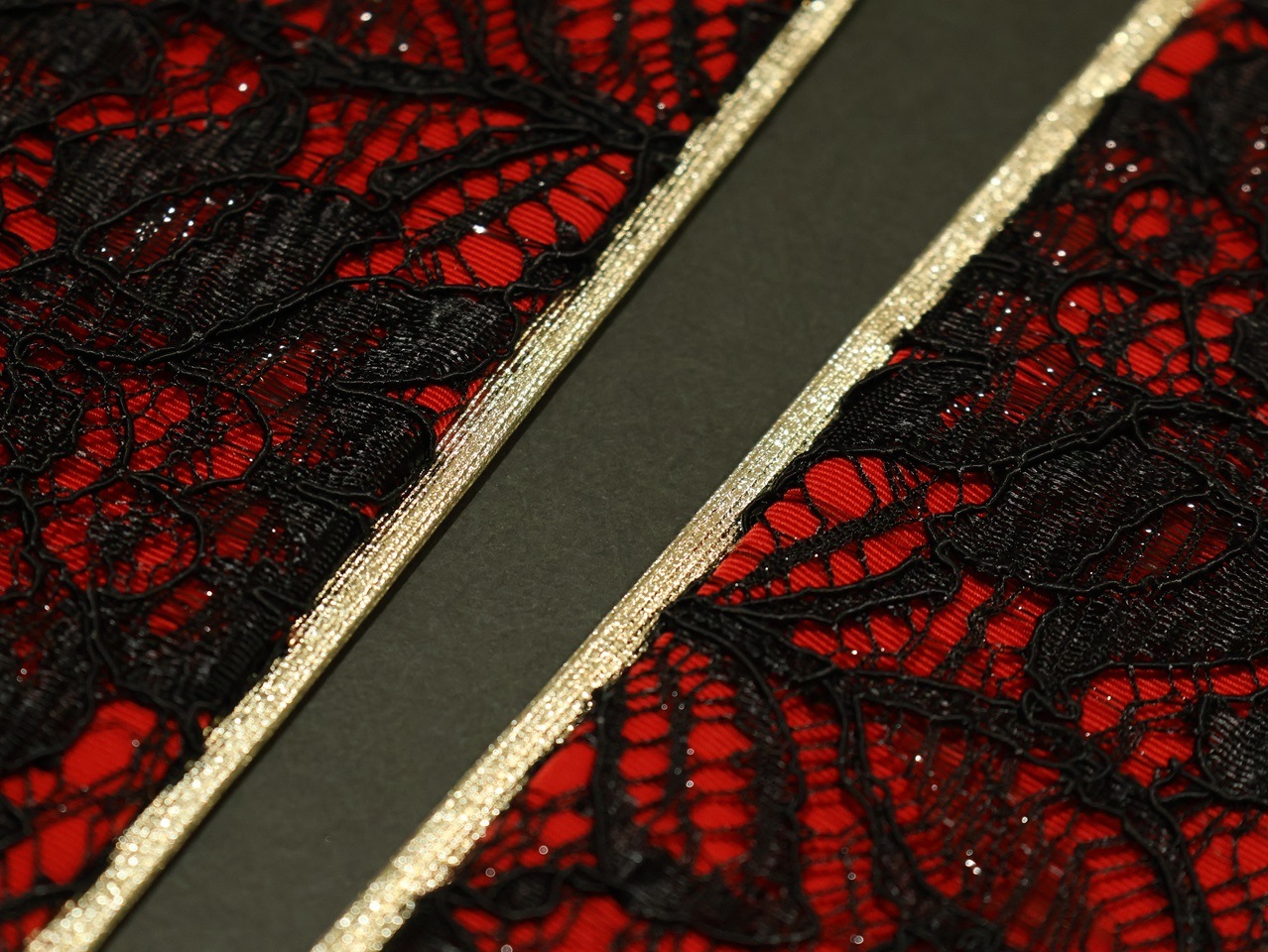 レース重ね衿(棒衿仕立て)「赤色の地に黒色のレース」 | 半衿、伊達衿