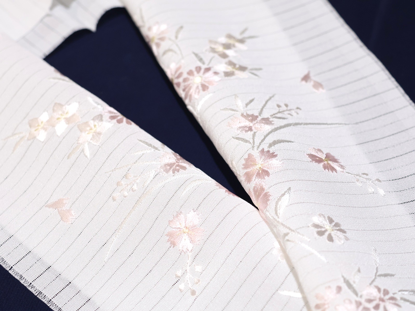 夏物刺繍半衿（絽）「白色の地に薄ピンク色のなでしこと桔梗の刺繍