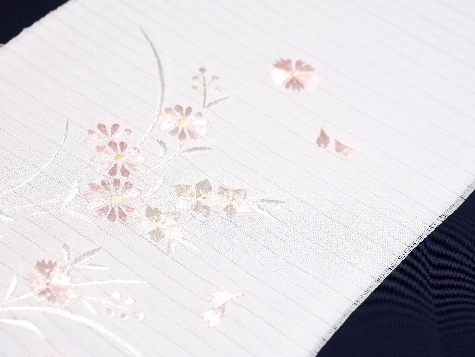 夏物刺繍半衿(絽)「白色の地に薄ピンク色のなでしこと桔梗の 夏物刺繍半衿(絽)「白色の地に薄ピンク色のなでしこと桔梗の