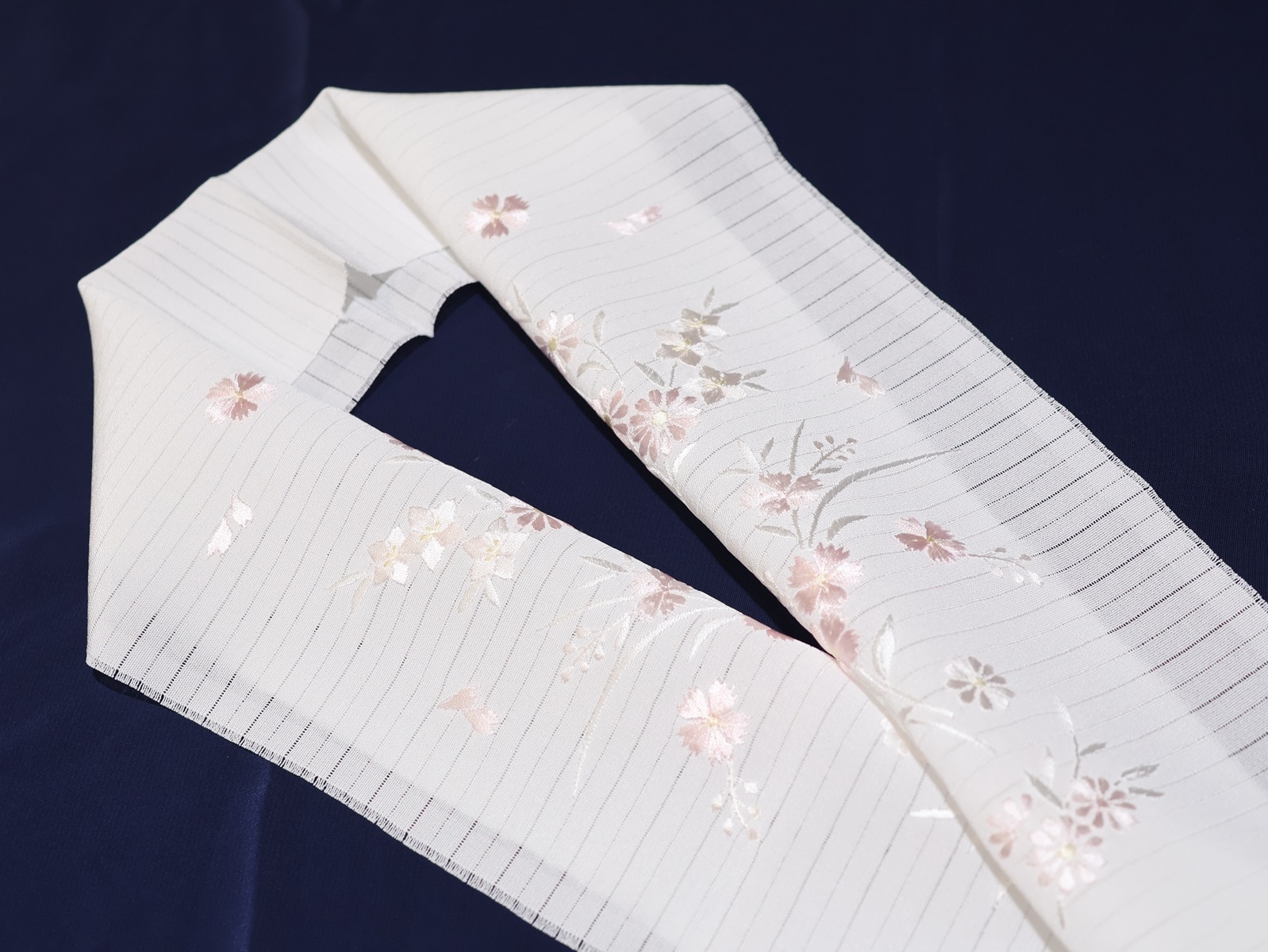 夏物刺繍半衿(絽)「白色の地に薄ピンク色のなでしこと桔梗の 夏物刺繍半衿(絽)「白色の地に薄ピンク色のなでしこと桔梗の