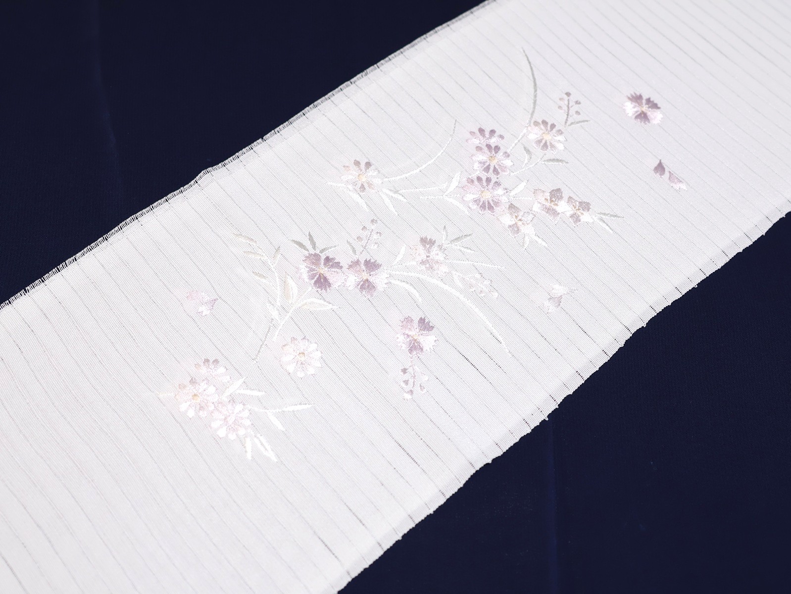 夏物刺繍半衿（絽）「白色の地に薄紫色のなでしこと桔梗の刺繍」 | 半