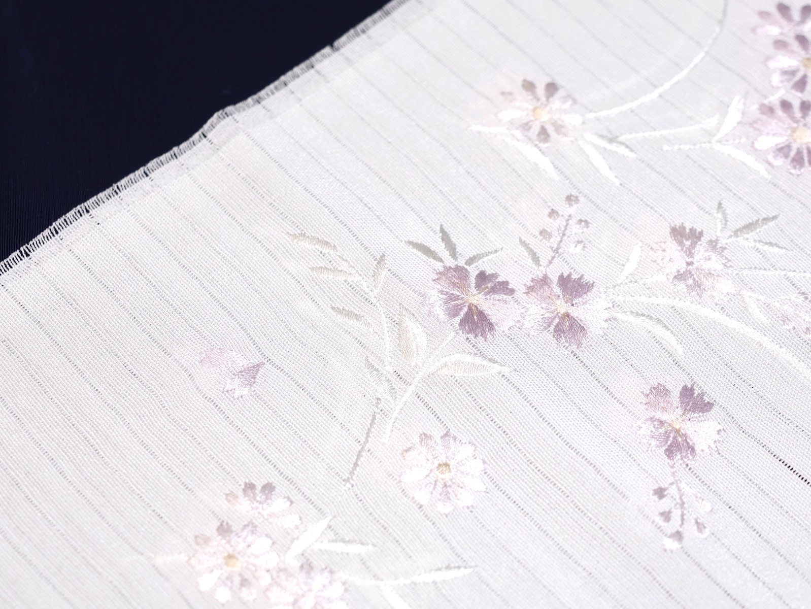 夏物刺繍半衿（絽）「白色の地に薄紫色のなでしこと桔梗の刺繍」 | 半