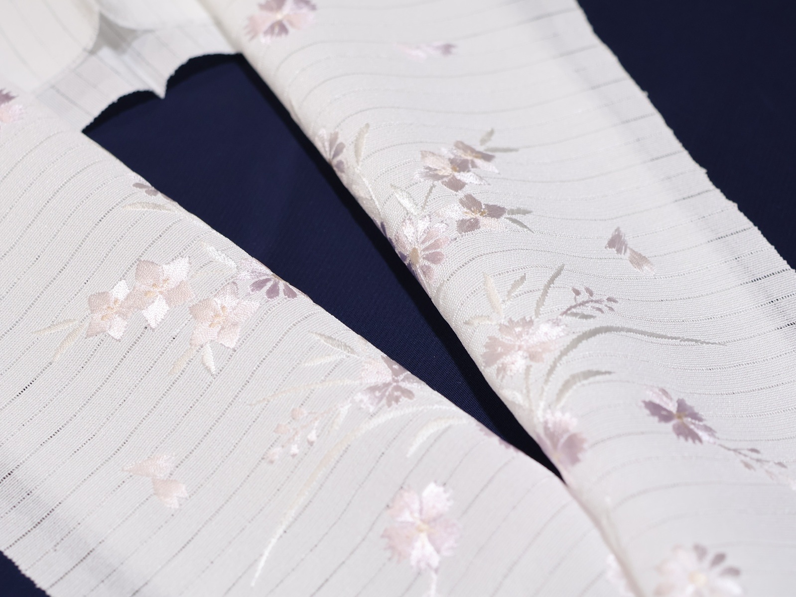 夏物刺繍半衿（絽）「白色の地に薄紫色のなでしこと桔梗の刺繍」 | 半