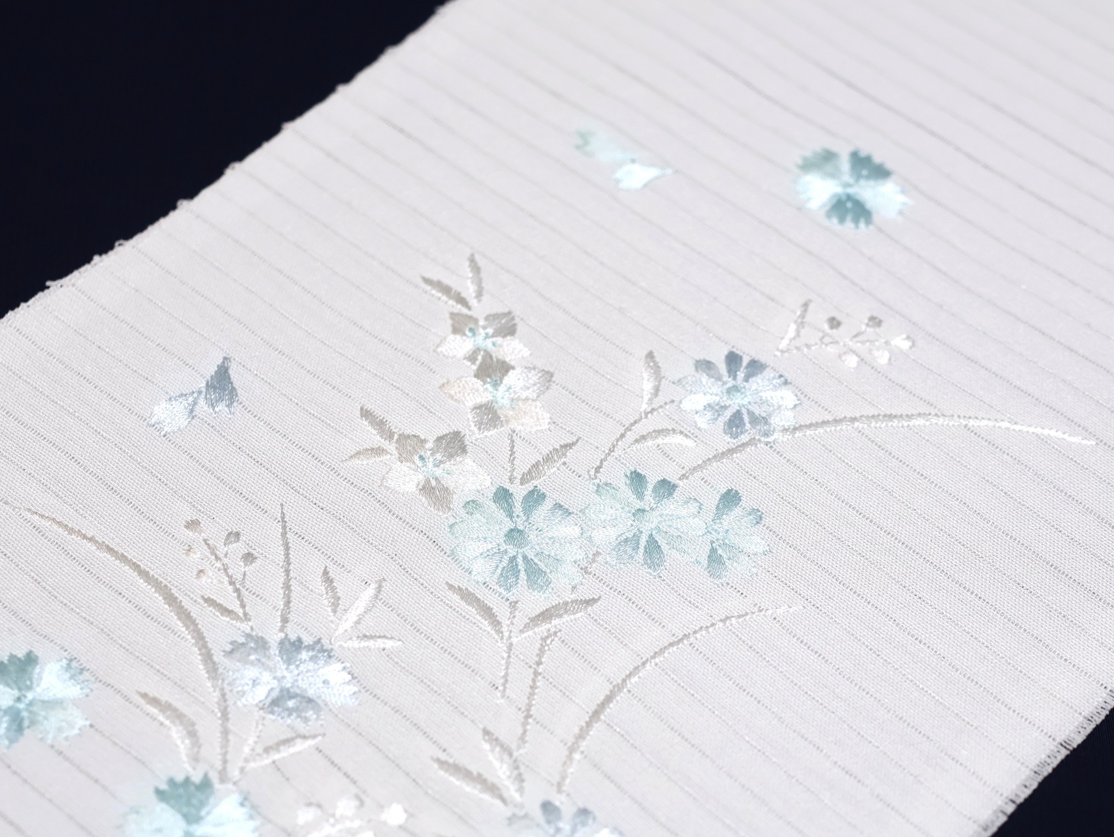 夏物刺繍半衿（絽）「白色の地に水色のなでしこと桔梗の刺繍」 | 半衿