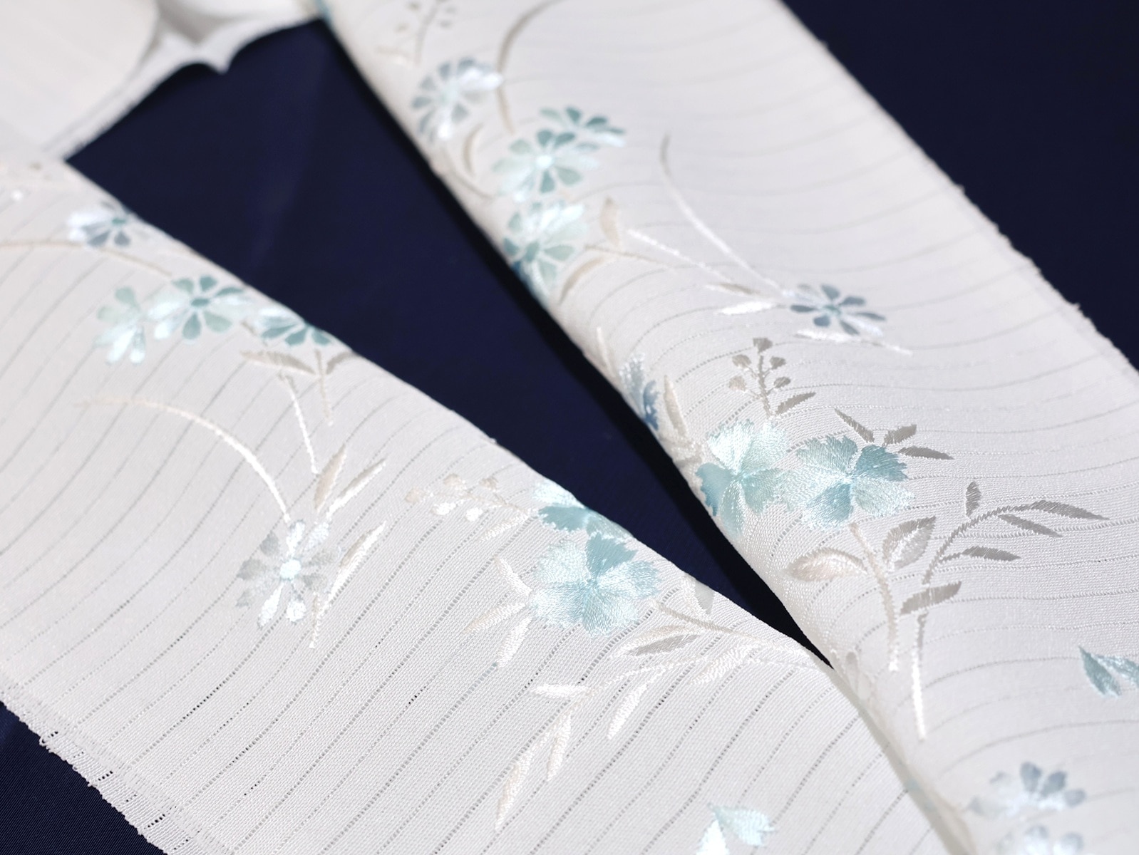 夏物刺繍半衿（絽）「白色の地に水色のなでしこと桔梗の刺繍」 | 半衿