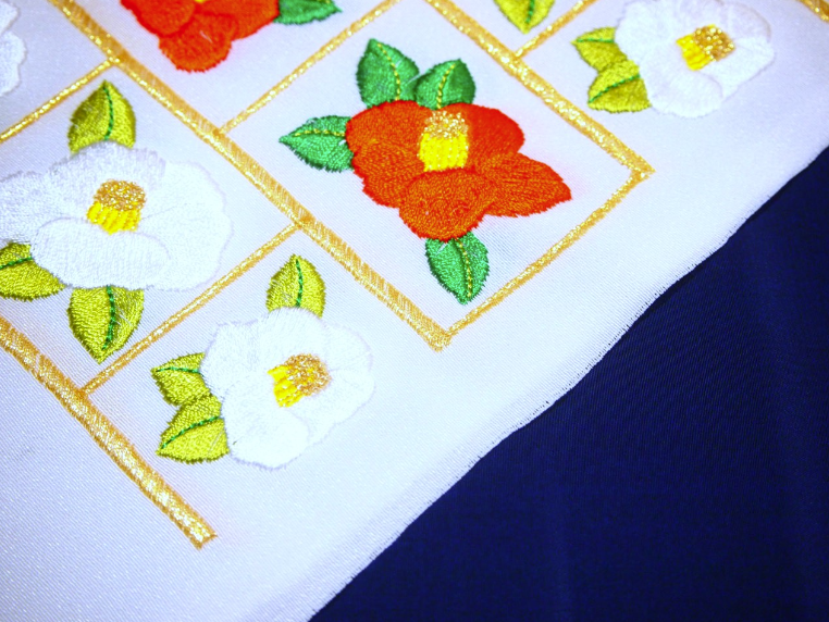 刺繍半衿「白地に朱色と白色の椿の刺繍」 | 半衿、伊達衿,半衿