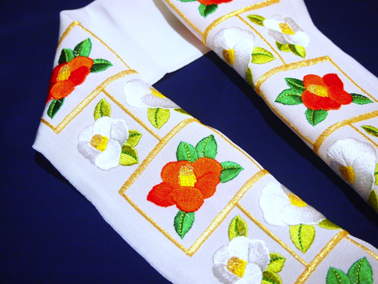 刺繍半衿「白地に朱色と白色の椿の刺繍」 | 半衿、伊達衿,半衿