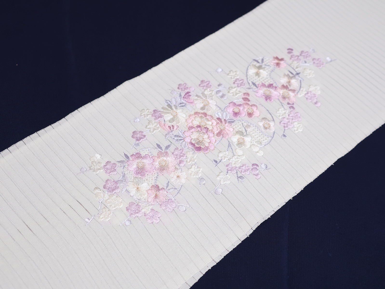 夏物刺繍半衿（絽）「白色の地に薄紫色とフジ色の梅、桜、菊の刺繍
