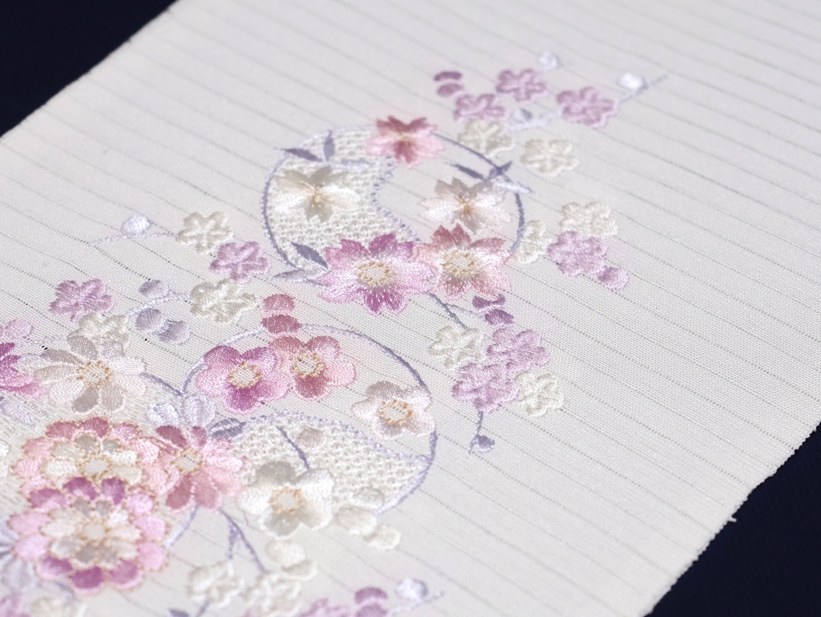 夏物刺繍半衿（絽）「白色の地に薄紫色とフジ色の梅、桜、菊の刺繍