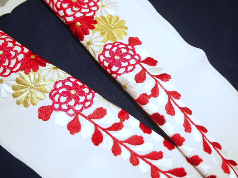 刺繍半衿「白地に赤、白、金色の菊と藤の刺繍」 | 半衿、伊達衿