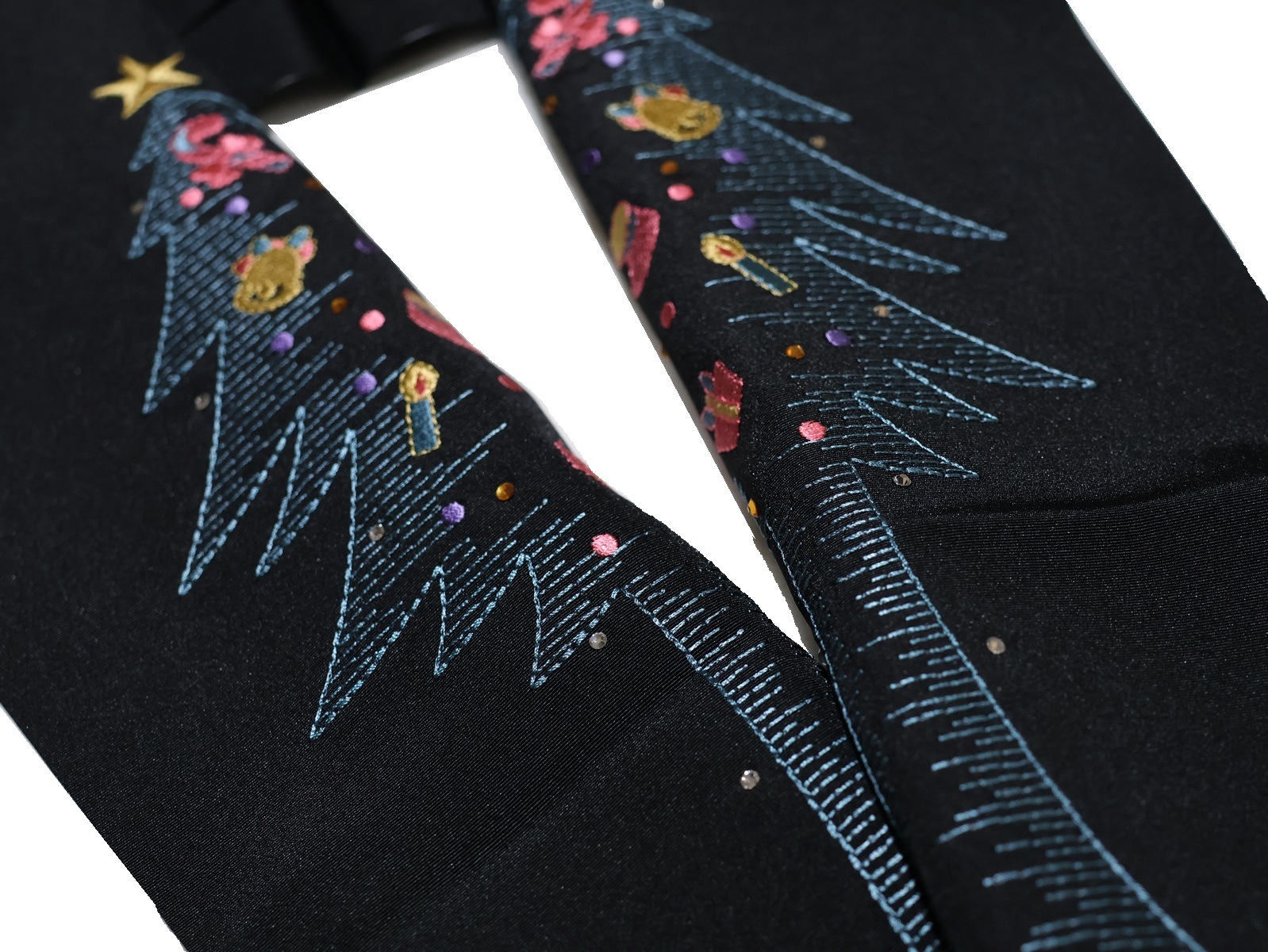 刺繍半衿「黒色の地に濃い緑色のクリスマスツリー(ラインストーン付 