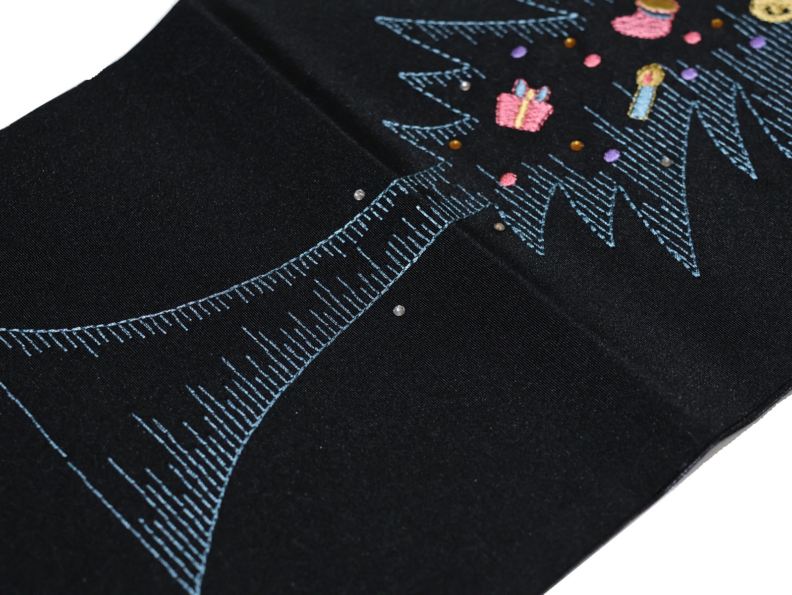 刺繍半衿「黒色の地に濃い緑色のクリスマスツリー(ラインストーン付 