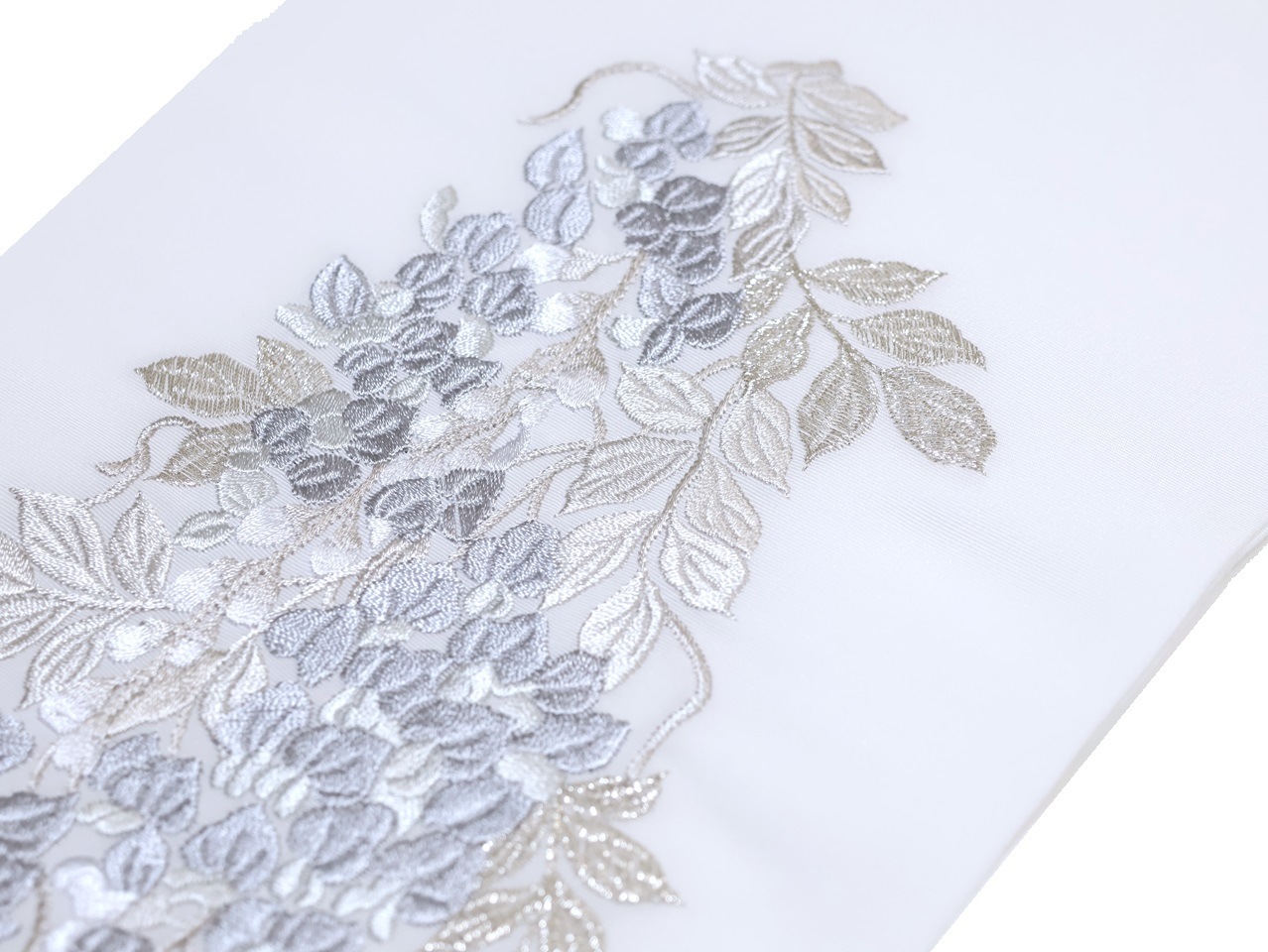 刺繍半衿「白色の地にグレー色の藤の花の刺繍」 | 半衿、伊達衿,半衿