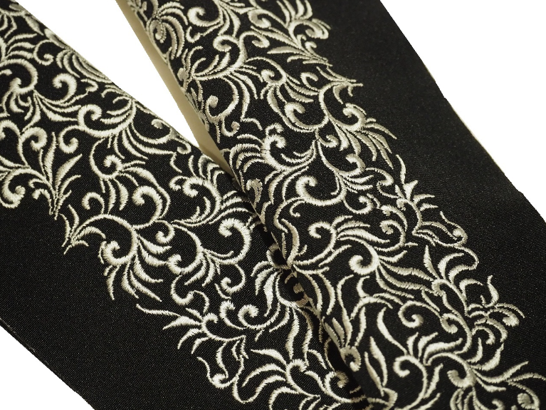 刺繍半衿「黒色の地にシルバーグレー色の唐草の刺繍」 | 半衿、伊達衿