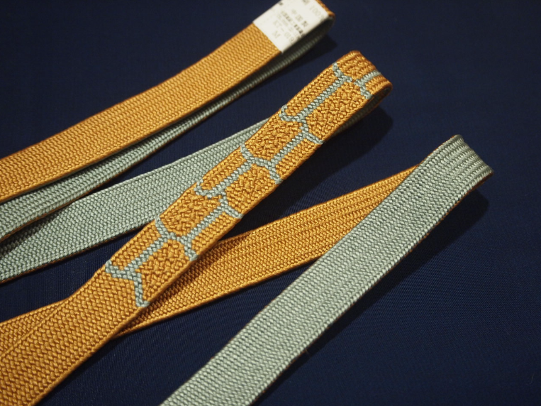 正絹帯締め(平組)「黄土色の地にブルーグレー色の亀甲模様」 | 帯締め