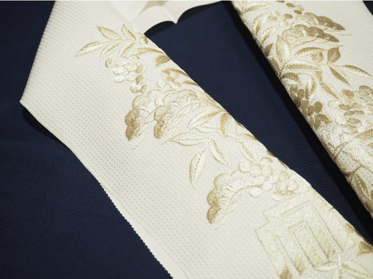 正絹刺繍半衿「白色の地に薄ベージュ色の源氏香、松、南天の刺繍」