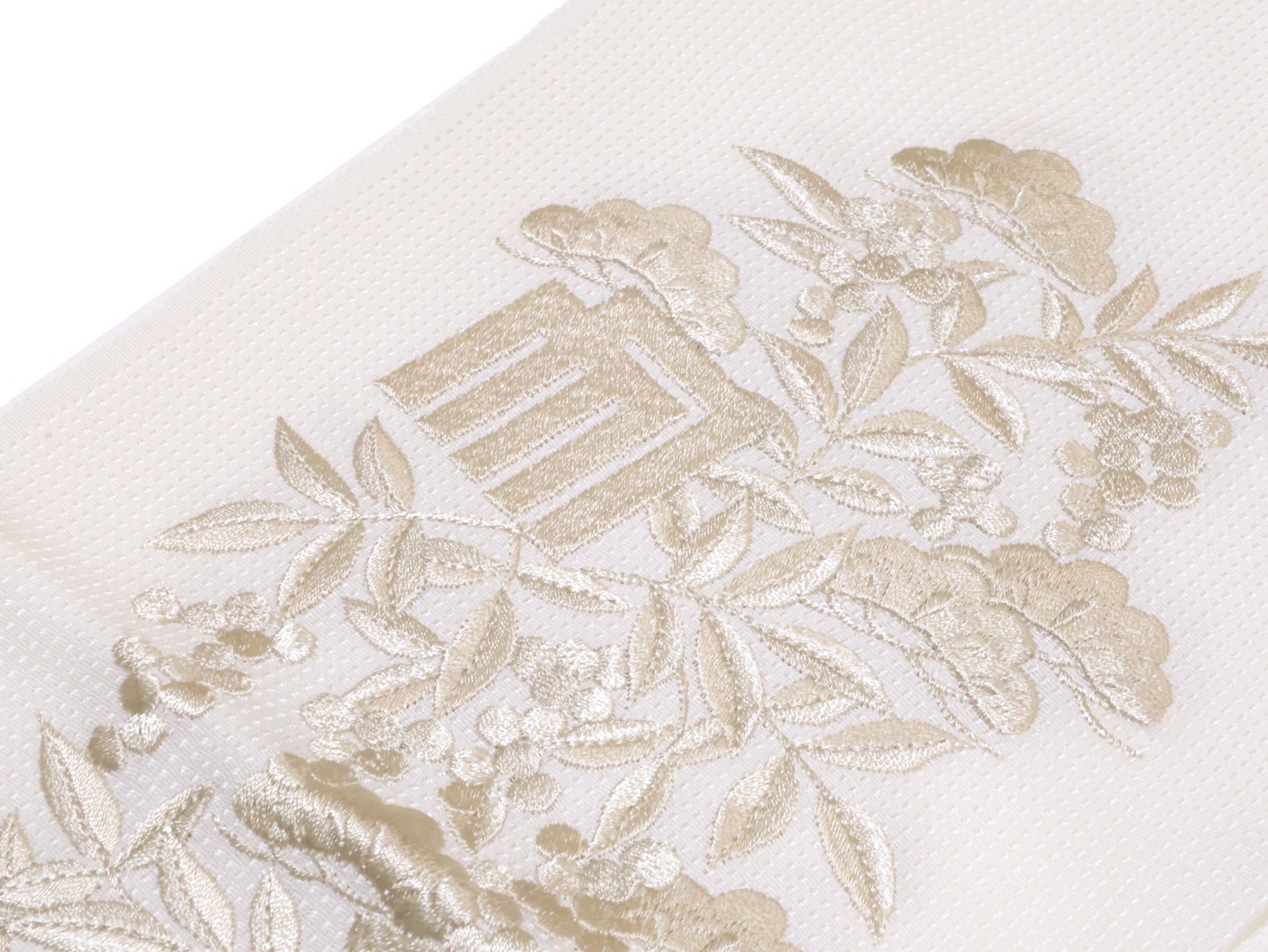 正絹刺繍半衿「白色の地に薄ベージュ色の源氏香、松、南天の刺繍